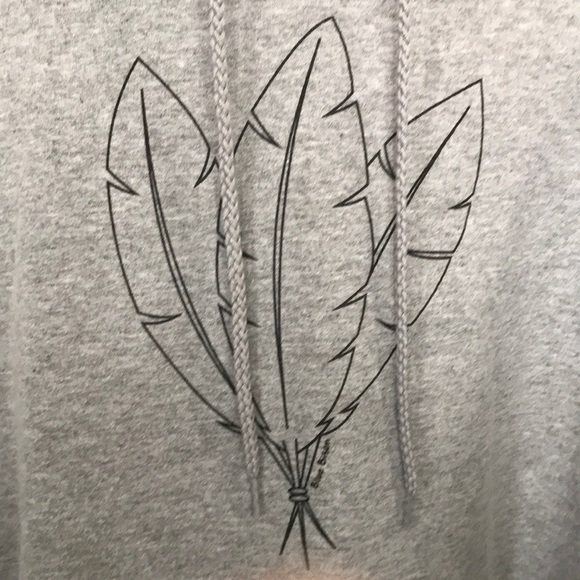 HEAVY HOODIE WITH FEATHERS ON THE FRONT SIZE XL GREAT CONDITION! - Picture 3 of 5